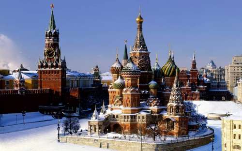 Una vista del Kremlin, Moscú, Rusia, con nieve sobre las plazas y los edificios, ilustración para el tema La identidad del Séptimo Rey.