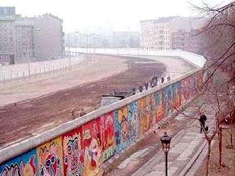 Una fotografía panorámica del Muro de Berlín tomada en 1986.