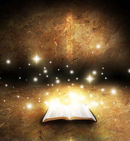 Una Biblia abierta con estrellas encima contra un bello trasfondo dorado-negro y una cruz en el área superior ilustra el estudio sobre Diezmos, séptimos días y sacerdocios estilo levítico abolidos por 