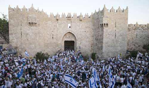 Una muchedumbre de judíos entra a Jerusalén por el portón de Damasco, ilustración para el tema Los judíos de hoy día: ¿perdiéndoselo?, en editoriallapaz.org.