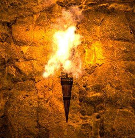 Una antorcha en una cueva ilustra el concepto de la palabra profética como una antorcha que alumbra en lugar oscuro