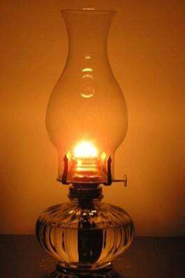 Una lámpara encendida ilustra el concepto de la palabra profética como una lámpara que alumbra en lugar oscuro.