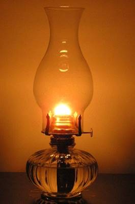 Una lámpara encendida ilustra el concepto de la palabra profética como una lámpara que alumbra en lugar oscuro.