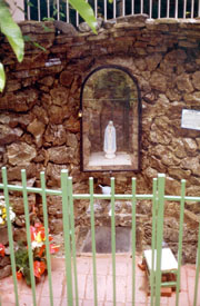 Una imagen de la Virgen del Rosario del Pozo en el Barrio Rincón, 
Sector El Pozo, Sabana Grande, Puerto Rico.