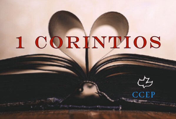 Una Biblia abierta con el nombre 1 Corintios en letra grande encima ilustra la Página 1 Corintios 4, comentarios, en editoriallapaz.org.