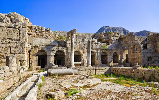 Ruinas de termas romanas de la antigua ciudad de Corinto, fotografía que ilustra el Estudio 4 de Lenguas y Profecías, un análisis de 1 Corintios 14.