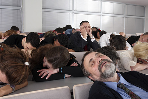 En esta fotografía de varias personas, todas están dormitando o dormidas menos un solo varón que se manifiesta bastante aburrido, ilustración para el tema Bosquejos para sermones, conferencia y clases bíblicas: la importancia y el arte de prepararlos, Lección 1 del curso Cómo planificar, preparar y presentar mensajes, clases y conferencias.