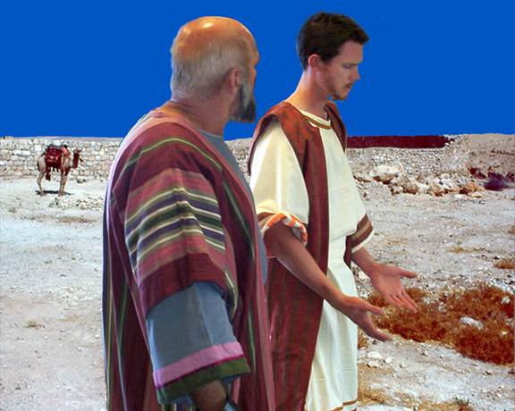Fotografía de dos actores que hacen los roles del apóstol Pablo y su hijo en la fe Timoteo a quien adiestraba para ser evangelista eficaz.