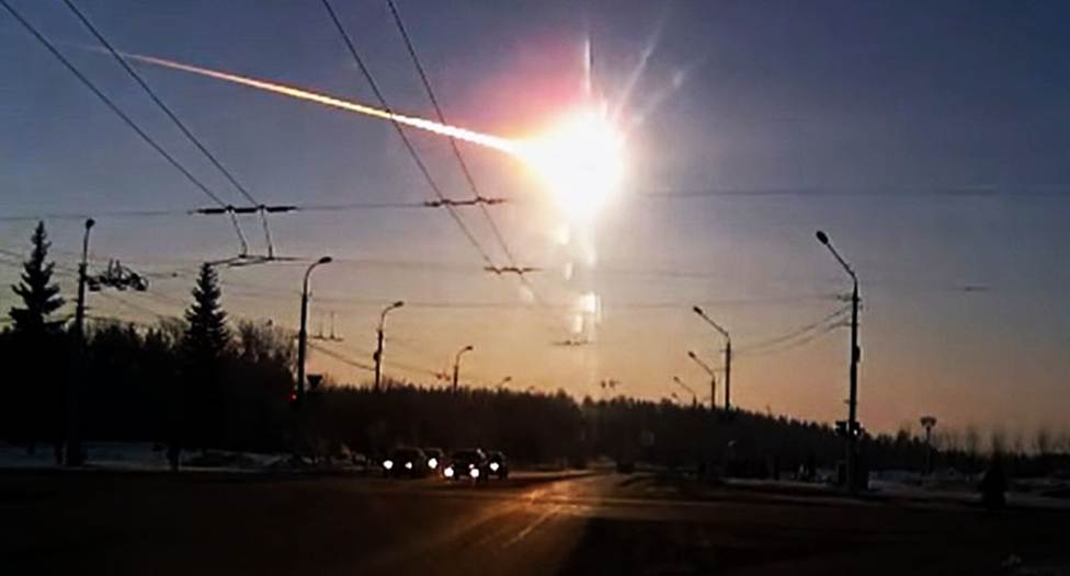 Una fotografía de un superbólido que explota en el cielo, muy cerca de la Tierra y a última hora de la tarde, causando daños en algunas estructuras.