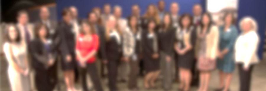 Una fotografía un tanto desenfocada de un grupo de personas que representan a empleados de gobierno seculares.