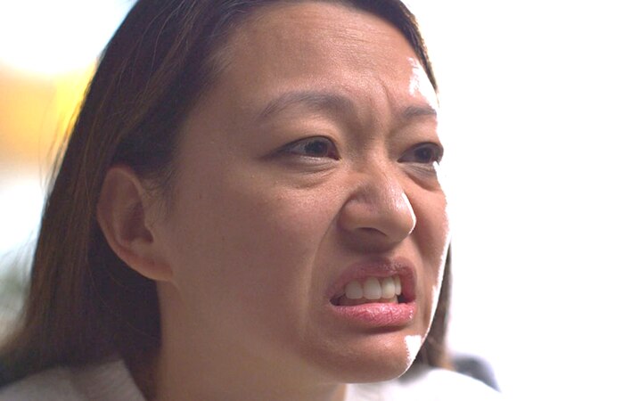 Una fotografía de la cara de una dama con una mirada durísima y boca abierta, semblante que proyecta ira violenta.