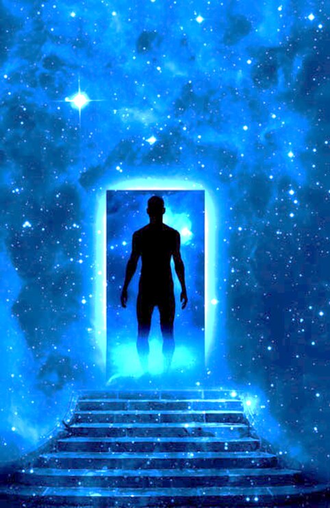 La silueta de un ser humano parado en una puerta al final de una escalera que termina en el espacio y frente al humano el vasto espacio azul lleno de galaxias, toda la gráfica en tonalidades de azul oscuro, ilustra el mensaje elegante ¿Estás preparado para encontrarte con Dios?, por Jesús Nava, en editoriallapaz.org.