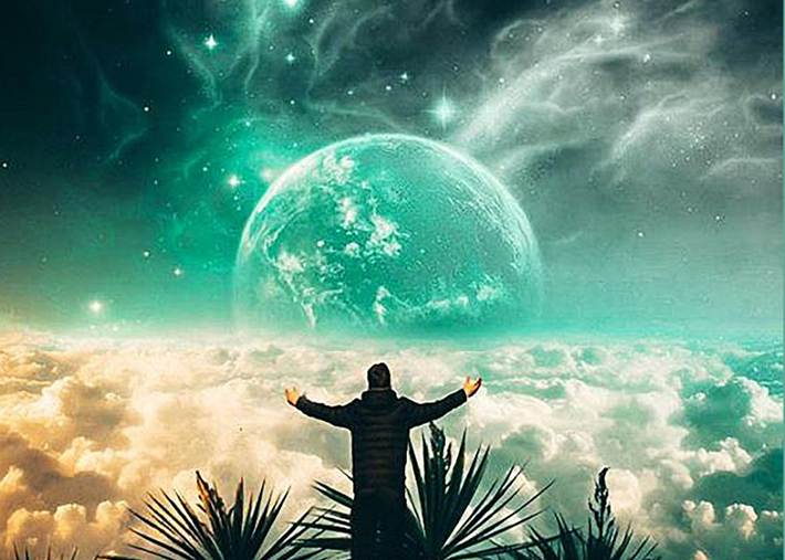 Una creación artística de un varón de cara a una vasta cama de nubes y en el hoizonte una esfera verde azul contra un trasfondo del espacio sideral.