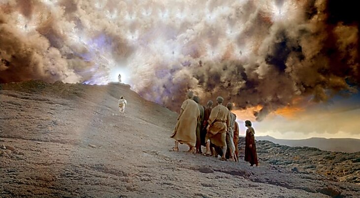 Una composición artística de nubes revoltoso, un ángel parado en luz sobre una roca masiva, un hombre solitario que se le acerca y un grupo de seres humanos que observan la escena.