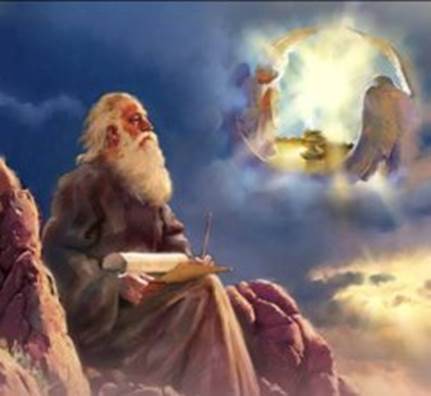 Una pintura artística realista del anciano apóstol Juan que escribe el libro de Apocalipsis, contemplando él seres celestiales que aparecen en los cielos cerca de él.