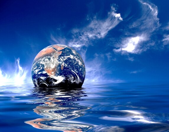 Una obra artística del planeta Tierra flotando sobre aguas que reflejan sus colores contra un cielo de azul oscuro con neblinas blancas.