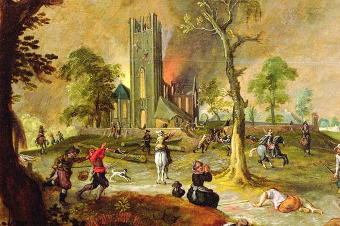 Una pintura grande artística que representa a una catedral de tiempos medievales en llamas mientras algunas personas la observan y otras pelean.