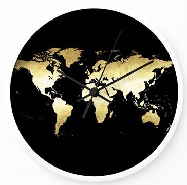 Una imagen de un reloj grande redondo con los continentes de la tierra en color de oro sobre la cara de negro intenso.