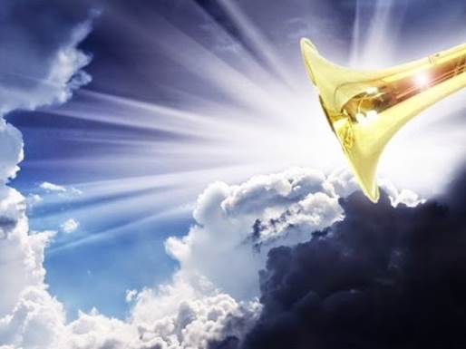 En esta imagen, se ve en la parte superior una trompeta como de oro brilloso contra un trasfondo de nubes blancas y negras, más una luz blanca intensamente brillante con rayos que se expanden a través de los cielos, ilustración para El Señor con trompeta de Dios, descenderá del cielo.