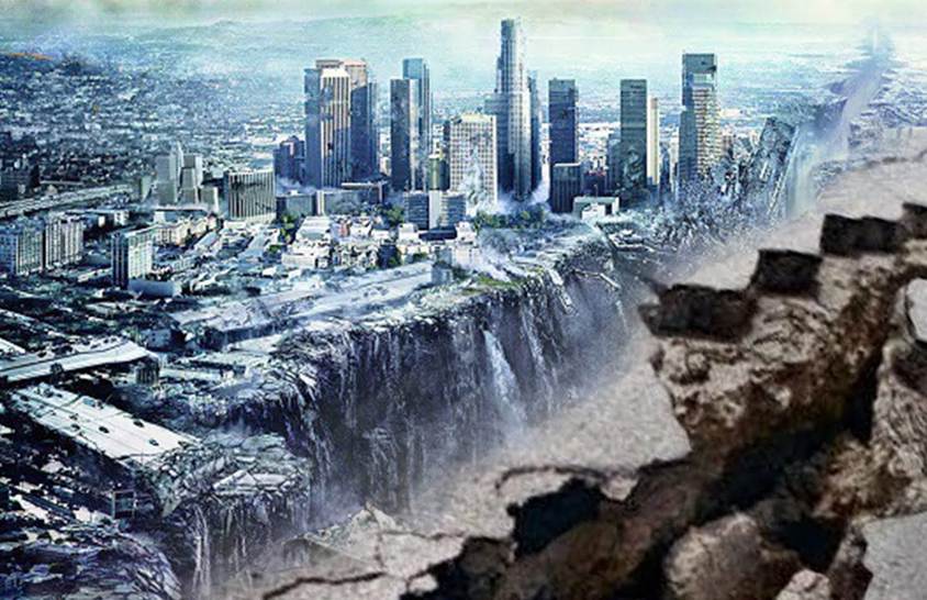 Una imagen de una gran ciudad con rascacielos altos y expresos rajada en dos por un terremoto poderosísimo que abre un arroyo ancho y profundo.