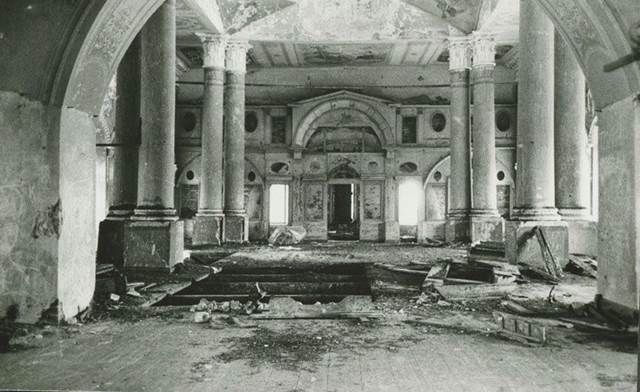 Una fotografía vieja en blanco y negro del edificio grande de una iglesia vandalizado y vacío en la Unión Soviética en su apogeo de poder, identificándose oficialmente como imperio ateo.