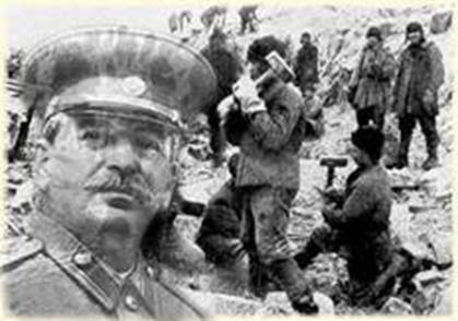 Una imagen de Iósiv Stalin sobrepuesta a una fotografía de un campamento de labor forzada.