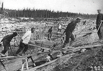 Fotografía antigua de un campamento de labor forzada del archipiélago GULAG en la Unión Soviética, una de 476 tales campamentos a través del país.