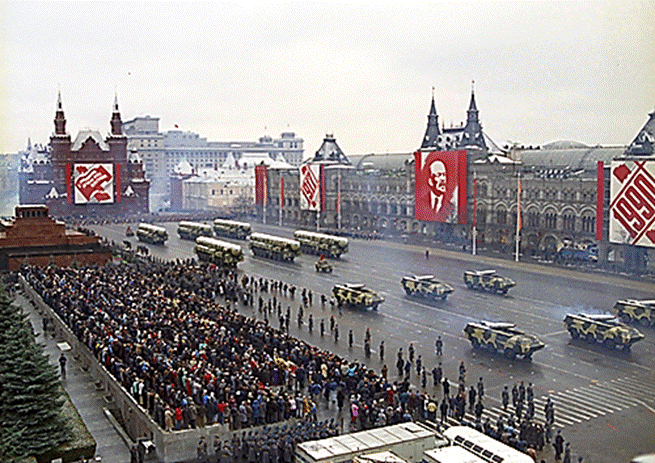 Una fotografía de la parada militar en Moscú, Rusia, en 1990.