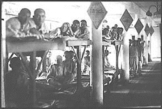 Una fotografía antigua de algunos seres humanos que fueron sentenciados a campamentos de labor forzada, sometidos a experimentos o tortura emocional y mental en “hospitales psiquiátricos”, etcétera, durante las décadas cuando la Unión Soviética estaba en su apogeo.