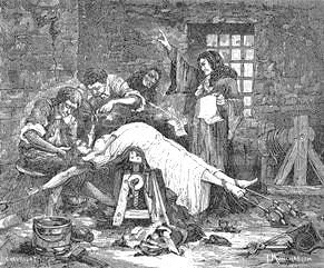 Ilustración de una persona atada de pies y manos sobre un soporte en una celda de piedra, rodeada por varios hombres y una figura encapuchada.