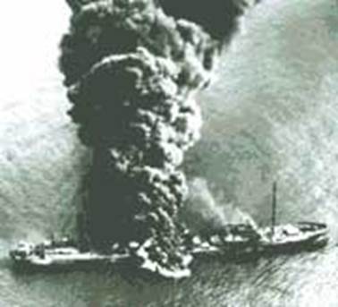 Trompeta 2 de Apocalipsis. Un gran barco en llamas contamina el mar con combustible, fuego y gran cantidad de humo.