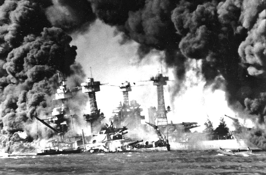 Fotografía tomada en Hawái ek 7 de diciembre de 1941 cuando dieciocho grandes barcos de guerra de 
los Estados Unidos de América fueron hundidos o averiados al atacar los japoneses.