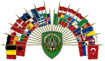 Imagen de las banderas de numerosos países desplegadas en semicírculo alrededor de un escudo verde con símbolos de distintos significados, ilustración para la Parte 3 sobre los nombres blasfemos de la serie sobre la Primera Bestia de Apocalipsis 13, comentario por Homer Dewayne Shappley.