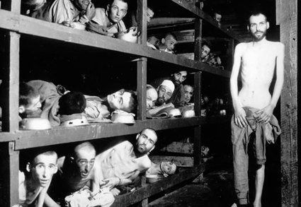 Encontrados en un campo de concentraci'on nazi a finales de la Segunda Guerra Mundial, estos pobres hombres padecen una terrible desnutrición al no recibir suficientes alimentos, siendo culpables sus desalmados captores.
