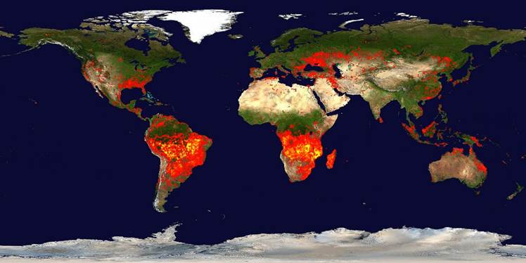 Mapa plano de los continentes de la tierra en el que las áreas del mundo impactados fuertemente por fuegos forestales aparecen en rojo como quemándose.