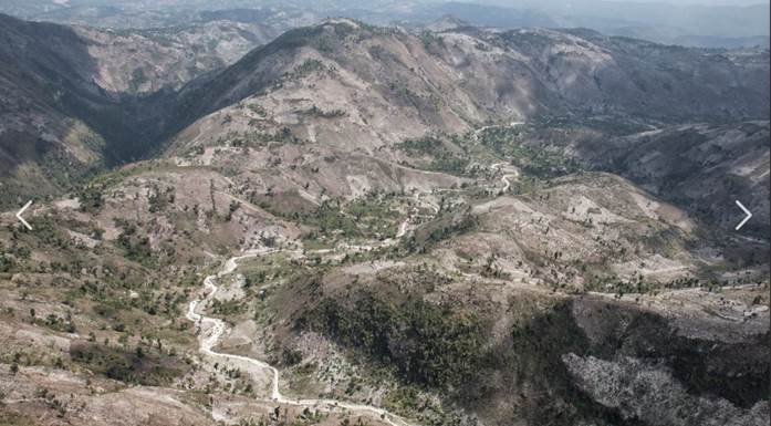 Fotografía aérea de montañas y valles de Haití desnudados por la intensa deforestación, cumplimiento de la Primera Trompeta de Apocalipsis.