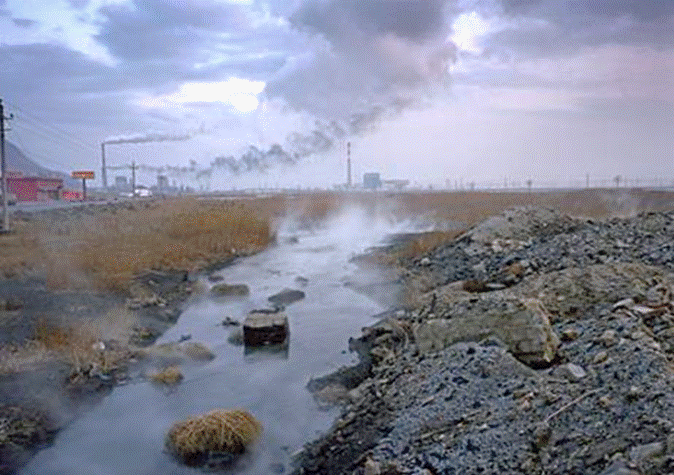 Contaminantes de una factoría de fertilizantes fluyen hacia en río Amarillo (el Huang), China, contaminándolo.