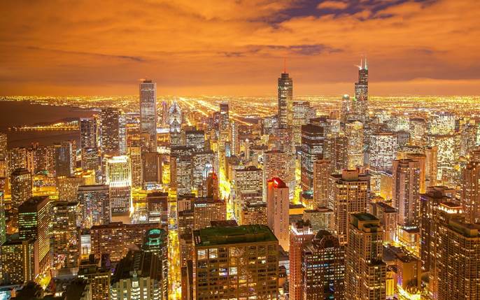 Vista de Chicago iluminada espectacularmente por infinidad de luces artificiales, ejemplo impactante de la contaminación lumínica que hiere el sol, la luna y las estrellas.
