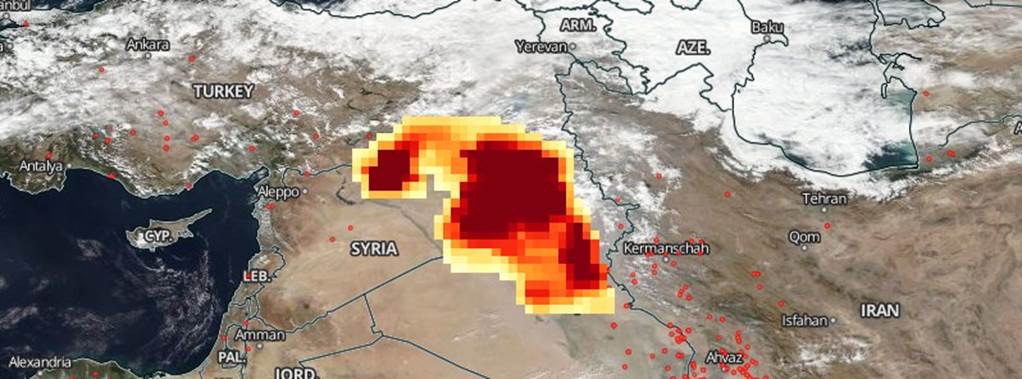 Imagen que captó la NASA de una gran nube tóxica sobre el Medio Oriente.