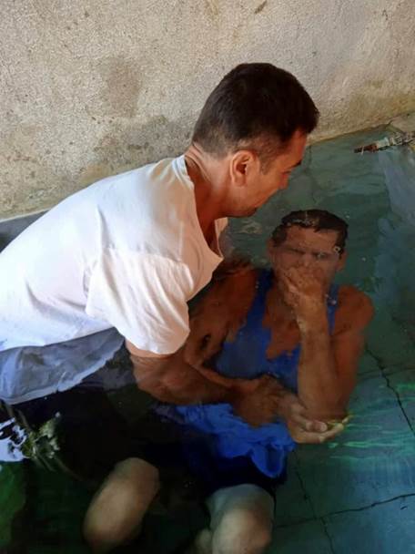 Fotografía de un varón bautizado por inmersión para perdón de sus pecados.