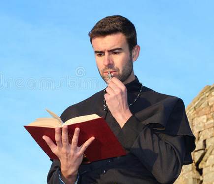 Fotografía de un sacerdote católico que toca un crucifijo a sus labios mientras lee una Biblia, contra un trasfondo de cielos azules.