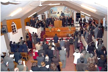 Esta foto de un templo atestado de pastores y pastoras integra el análisis de tema Vendrá tiempo cuando... se amontonarán maestros conforme a sus propias concupiscencias, en editoriallapaz.