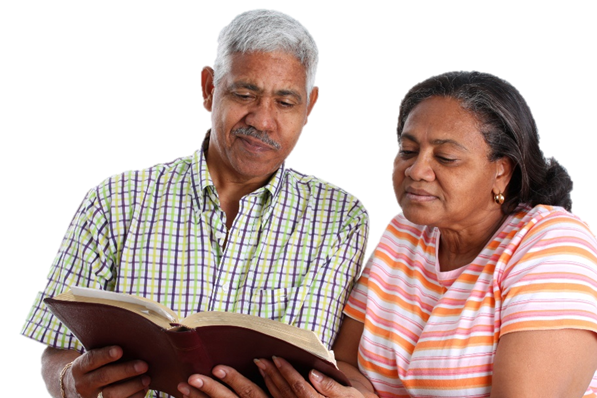 Foto de una pareja hispana de edad que estudian juntos la Biblia.