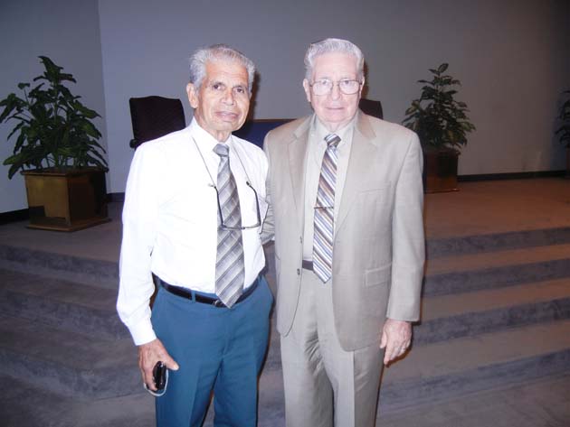 Dewayne Shappley, with a preacher from Mexico, during the Seminario Bíblico de Houston, April, 2015.