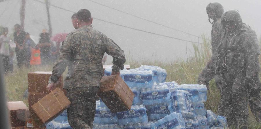 Orocovis, Puerto Rico. Bajo una lluvia fuerte, militares descargan comestibles y agua que trajeron desde San Juan en su helicóptero Black Hawk, aproximadamente dos semanas después del paso del huracán María. Este fue uno de tres viajes que hicieron aquel día de San Juan a Orocovis.