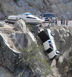 Automóvil que salta vallas, cayendo por un barranco, ilustra como las gentes sin barreras se caen por precipicios no provistos.