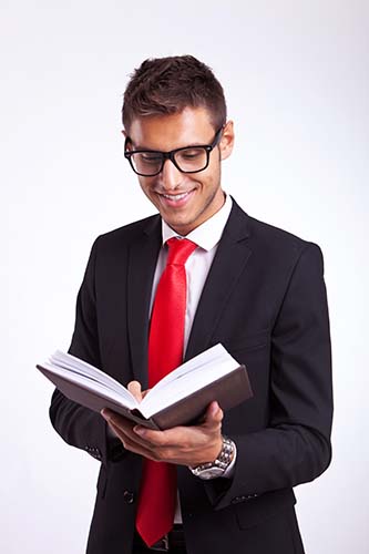 Esta fotografía de un varón joven que sostiene un libro abierto en sus manos ilustra la Página de Sala de Orientación para el sitio de Internet editoriallapaz.org.