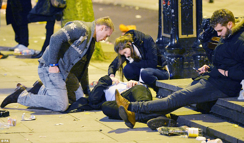 Adultos jóvenes británicos borrachos tirados en la acera y la calle se ven en esta fotografía que ilustra el tema Cómo los británicos abordan la fe hoy día: de indiferencia a hostilidad abierta, en editoriallapaz.org.