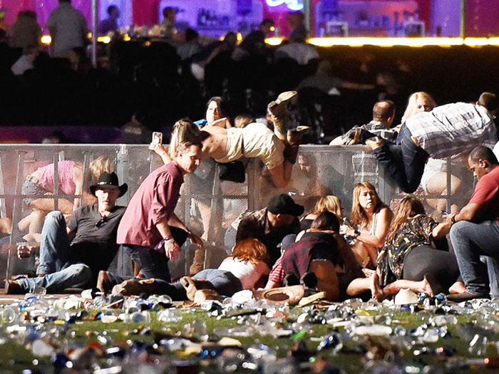Entre veintidós mil espectadores de un show musical en Las Vegas, escenas de sangre, griterías de dolor y horror, de centenares de muertos y heridos, de un correcorre desesperado para salvarse de los tiros, o de un valiente quedarse en el escenario para socorrer a las víctimas.
