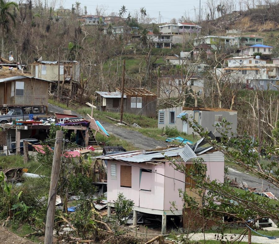 Una escena en las montañas de Puerto Rico después del paso del huracán María el 20 de septiembre de 2017. Mientras las casas de cemento resisten los vientos fuertísimos del huracán, las casas humildes de madera y zinc ceden, desplomándose. ¿Recuperar lo perdido? ¿Reconstruir? Muy difícil para un porcentaje alto de los ocupantes de estas casas destruidas por no tener ellos 
Título de propiedad. Esta fotografía fue publicada en El Nuevo Día del 30 de noviembre de 2017.
